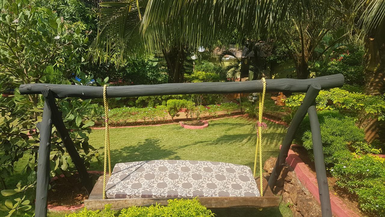Curlies Zulu Land Hostel Anjuna Bagian luar foto