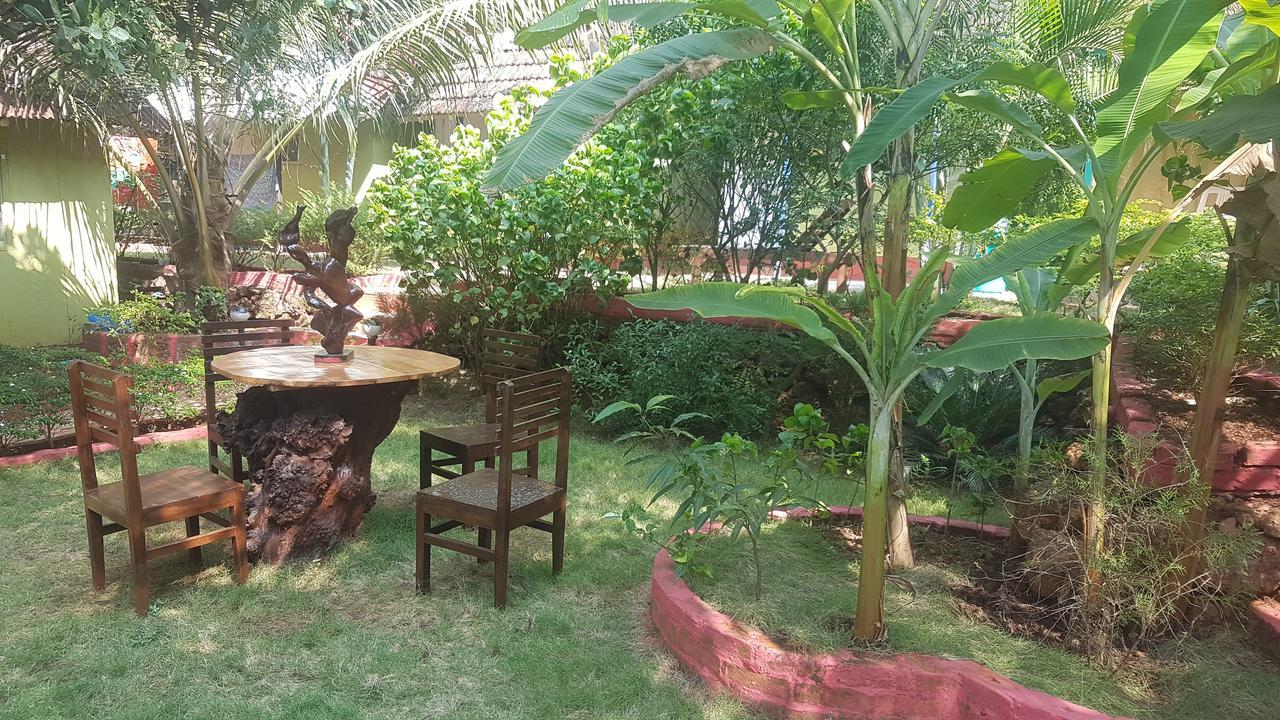 Curlies Zulu Land Hostel Anjuna Bagian luar foto