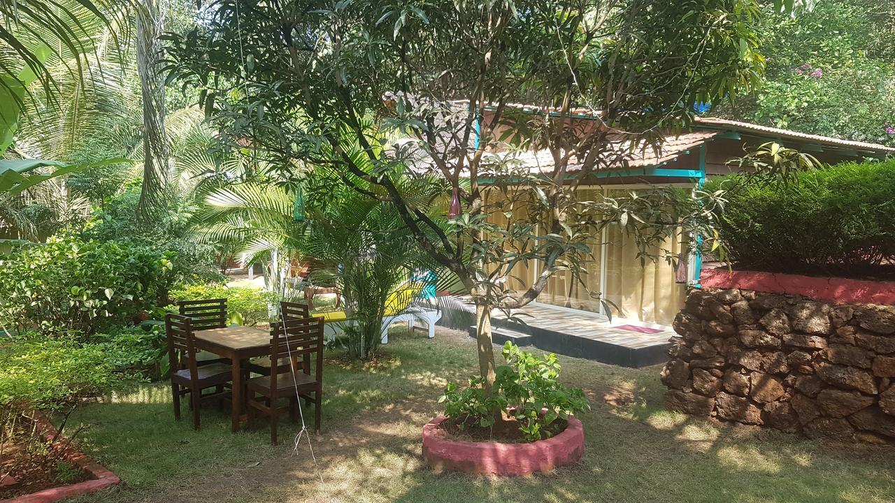 Curlies Zulu Land Hostel Anjuna Bagian luar foto