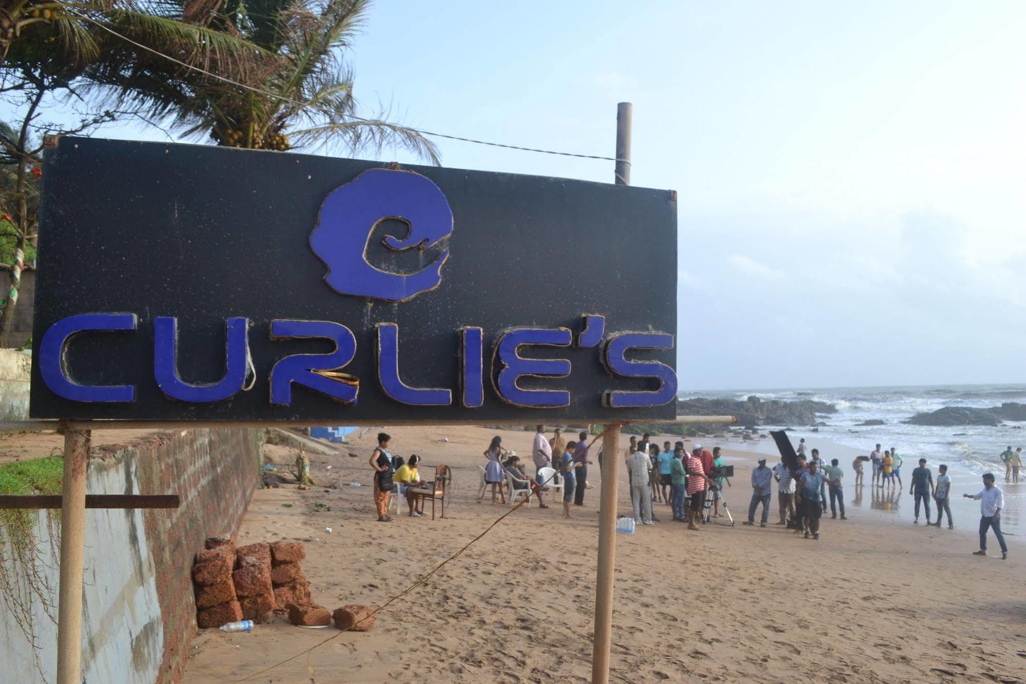 Curlies Zulu Land Hostel Anjuna Bagian luar foto