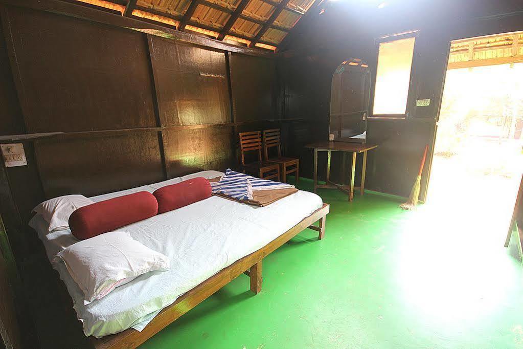 Curlies Zulu Land Hostel Anjuna Bagian luar foto